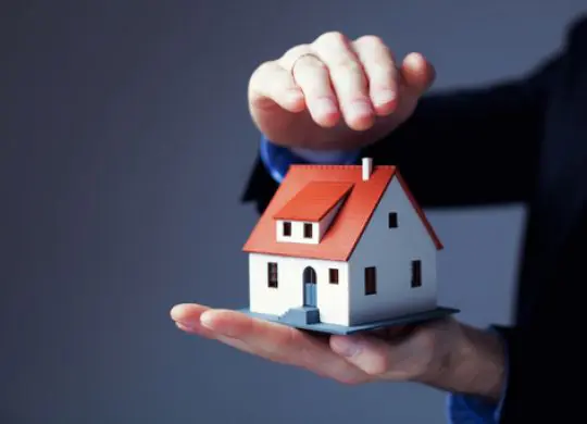 Фундамент вашего спокойствия: Полный гид по страхованию недвижимости и имущества в Украине