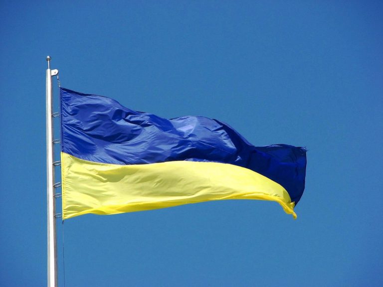 Прапори на замовлення: практичний гід для тих, хто замовляє вперше